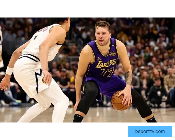 东契奇强势突破突发腿筋伤情离场治疗球队前景引关注